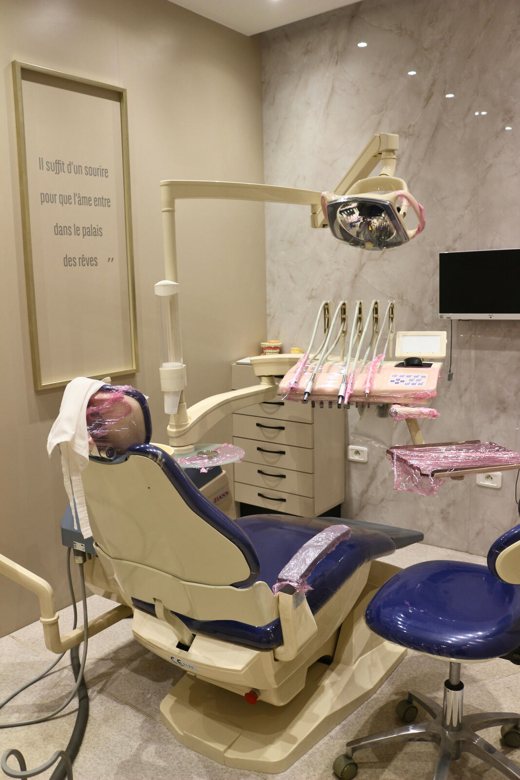 Salle de soins 1 — fauteuil dentaire ZIANN, mur marbre, citation