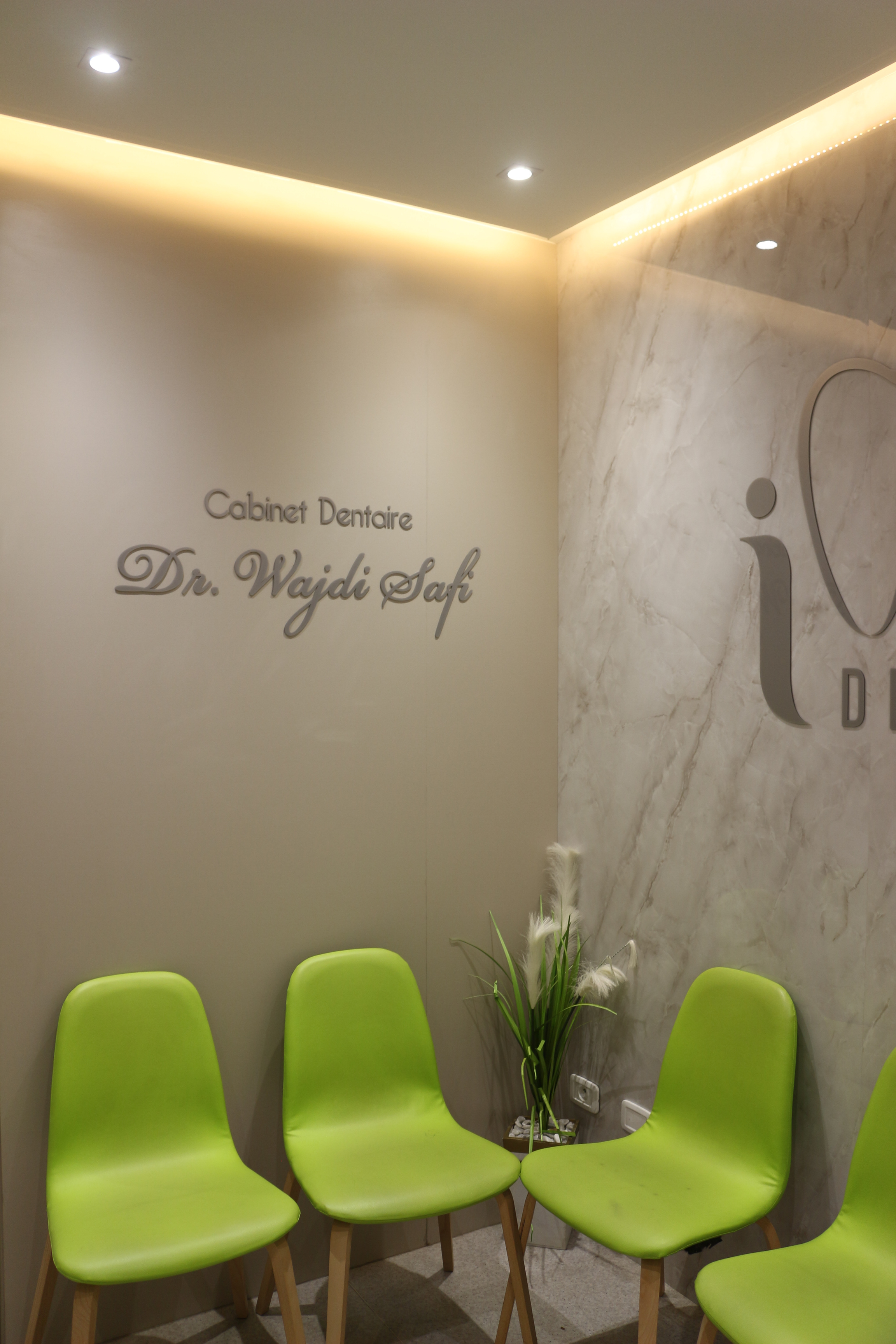 Salle d'attente Cabinet Dr Wajdi Safi — chaises vertes lime, murs marbre